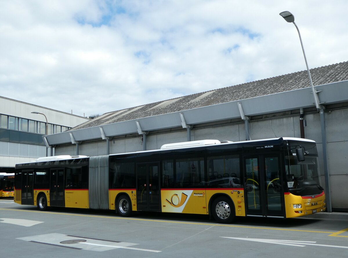 (248'215) - PostAuto Bern - Nr. 10'537/BE 827'668/PID 10'537 - MAN (ex Nr. 668) am 8. April 2023 in Bern, Postautostation