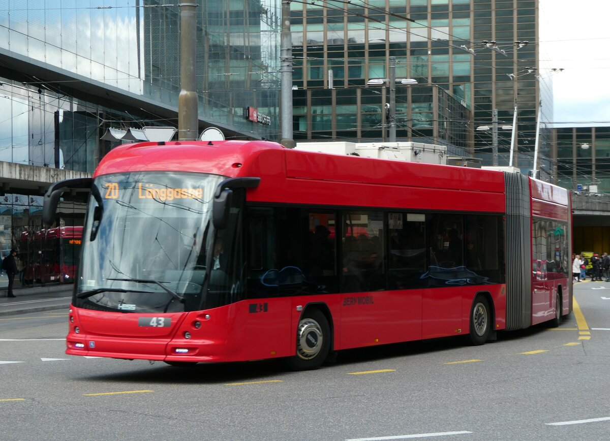 (248'220) - Bernmobil, Bern - Nr. 43 - Hess/Hess Doppelgelenktrolleybus am 8. April 2023 beim Bahnhof Bern