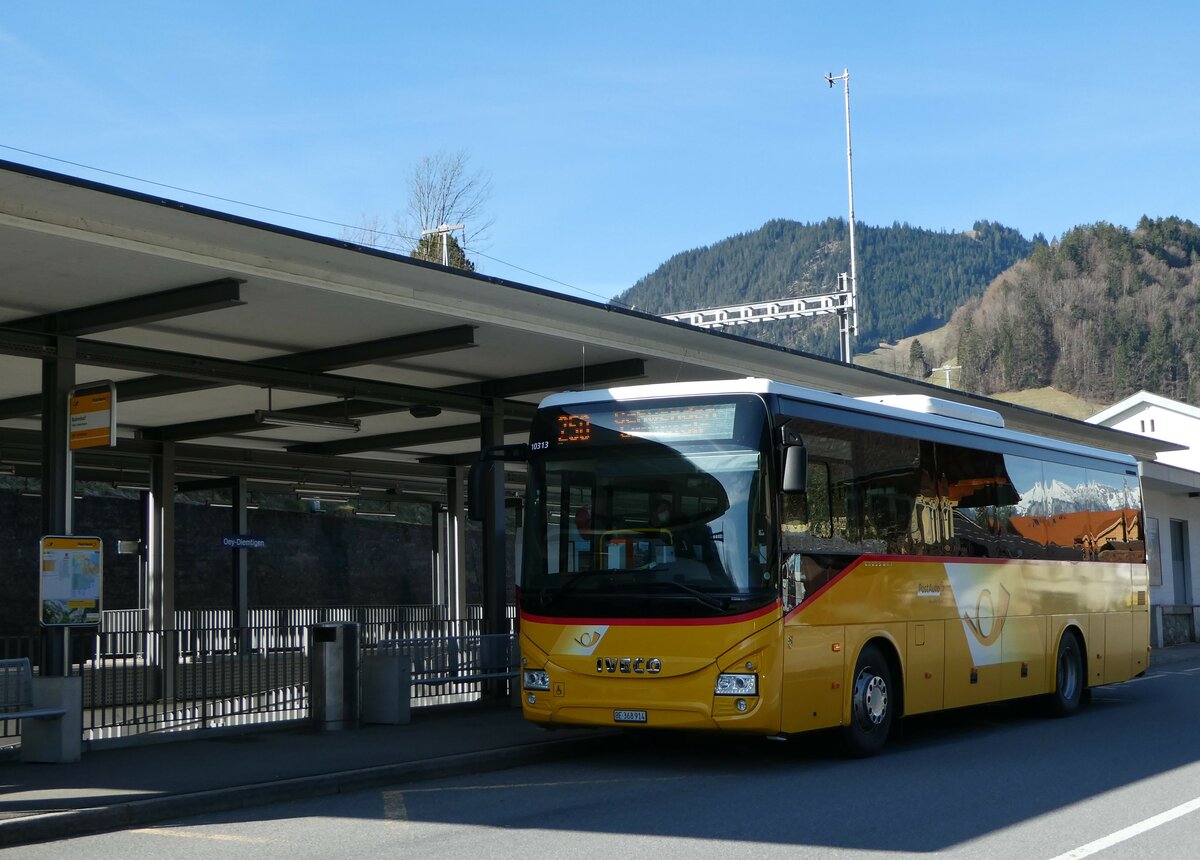 (248'340) - Spring, Schwenden - BE 368'914/PID 10'313 - Iveco am 10. April 2023 beim Bahnhof Oey-Diemtigen