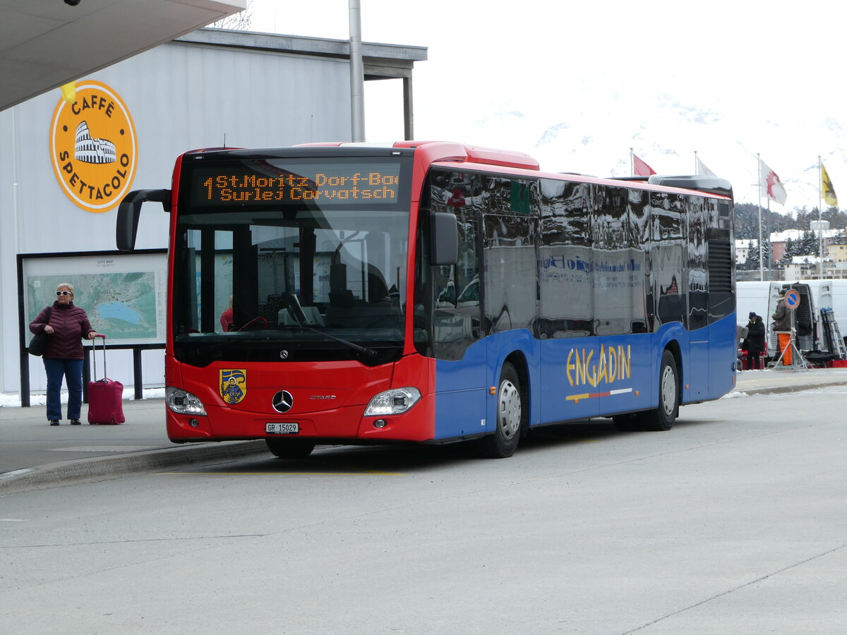 (248'600) - Chrisma, St. Moritz - GR 15'029 - Mercedes am 15. April 2023 beim Bahnhof St. Moritz