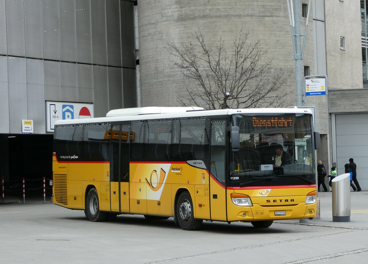 (248'626) - PostAuto Graubnden - GR 179'709/PID 11'299 - Setra am 15. April 2023 beim Bahnhof Davos Platz