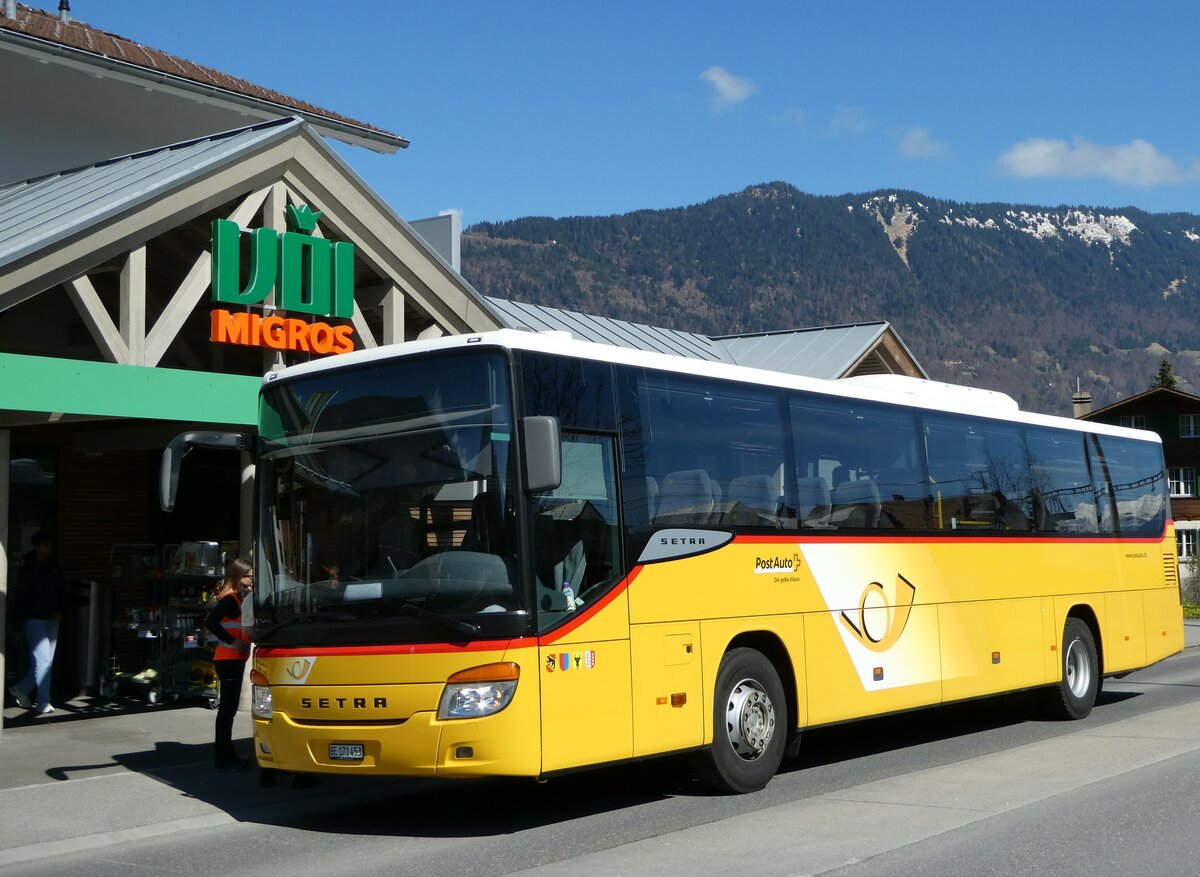 (248'776) - PostAuto Bern - Nr. 73/BE 171'453/PID 5624 - Setra (ex AVG Meiringen Nr. 73) am 18. April 2023 beim Bahnhof Wilderswil