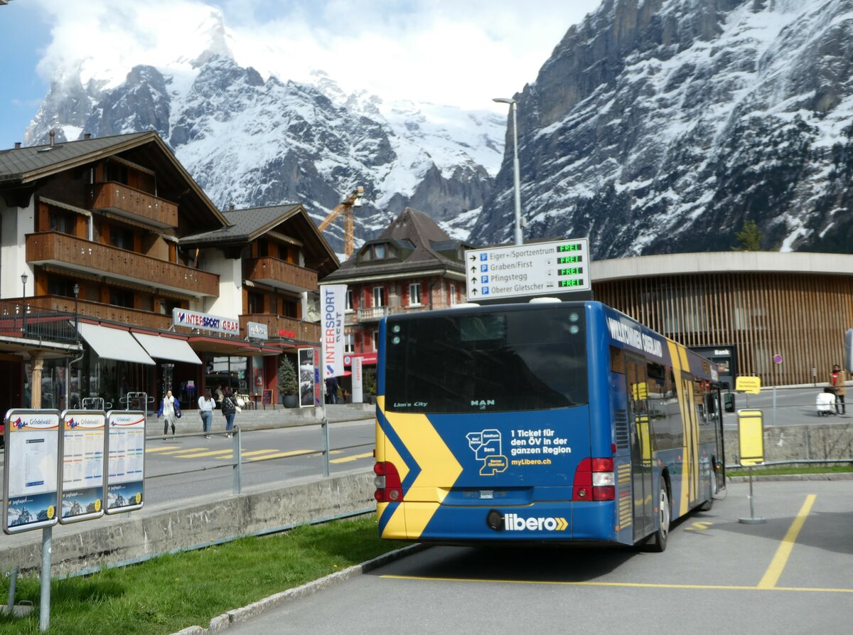 (248'840) - STI Thun - Nr. 128 - MAN am 18. April 2023 beim Bahnhof Grindelwald