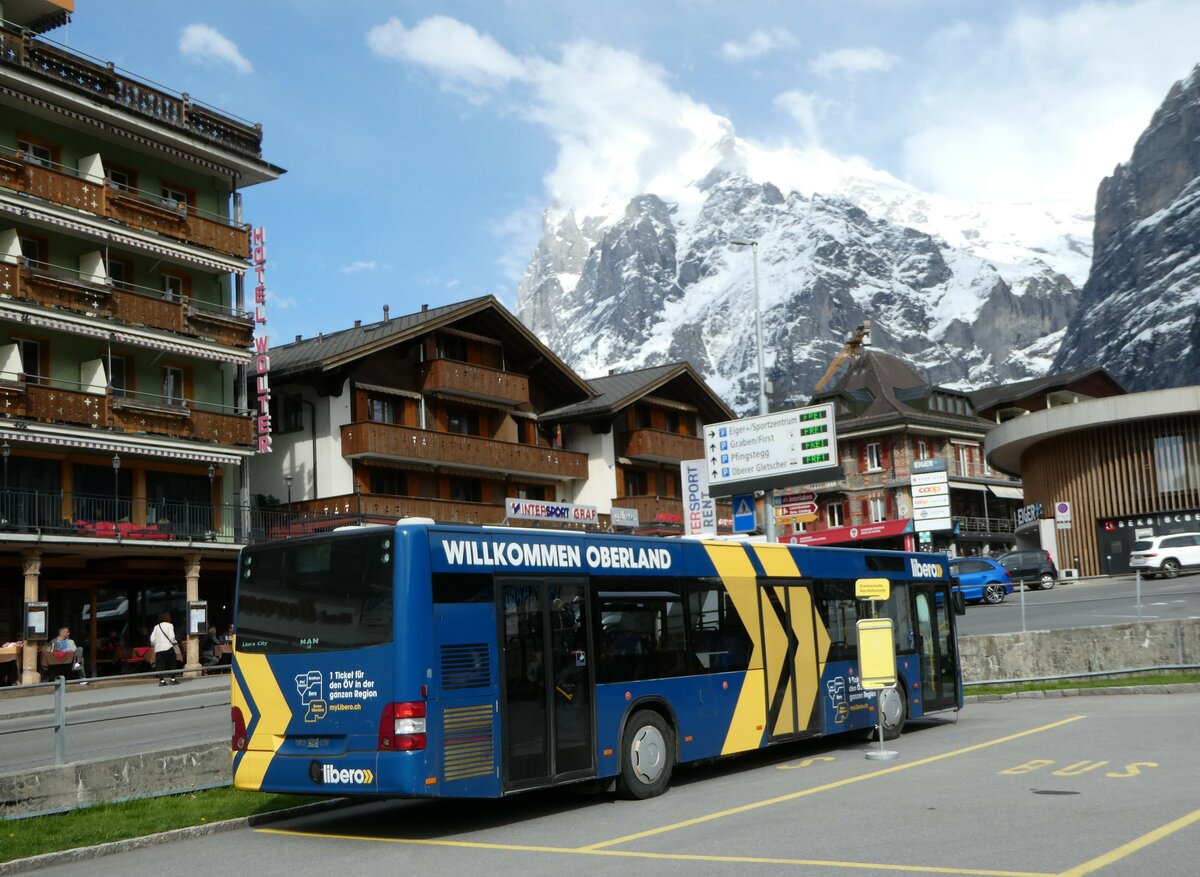 (248'846) - STI Thun - Nr. 128 - MAN am 18. April 2023 beim Bahnhof Grindelwald