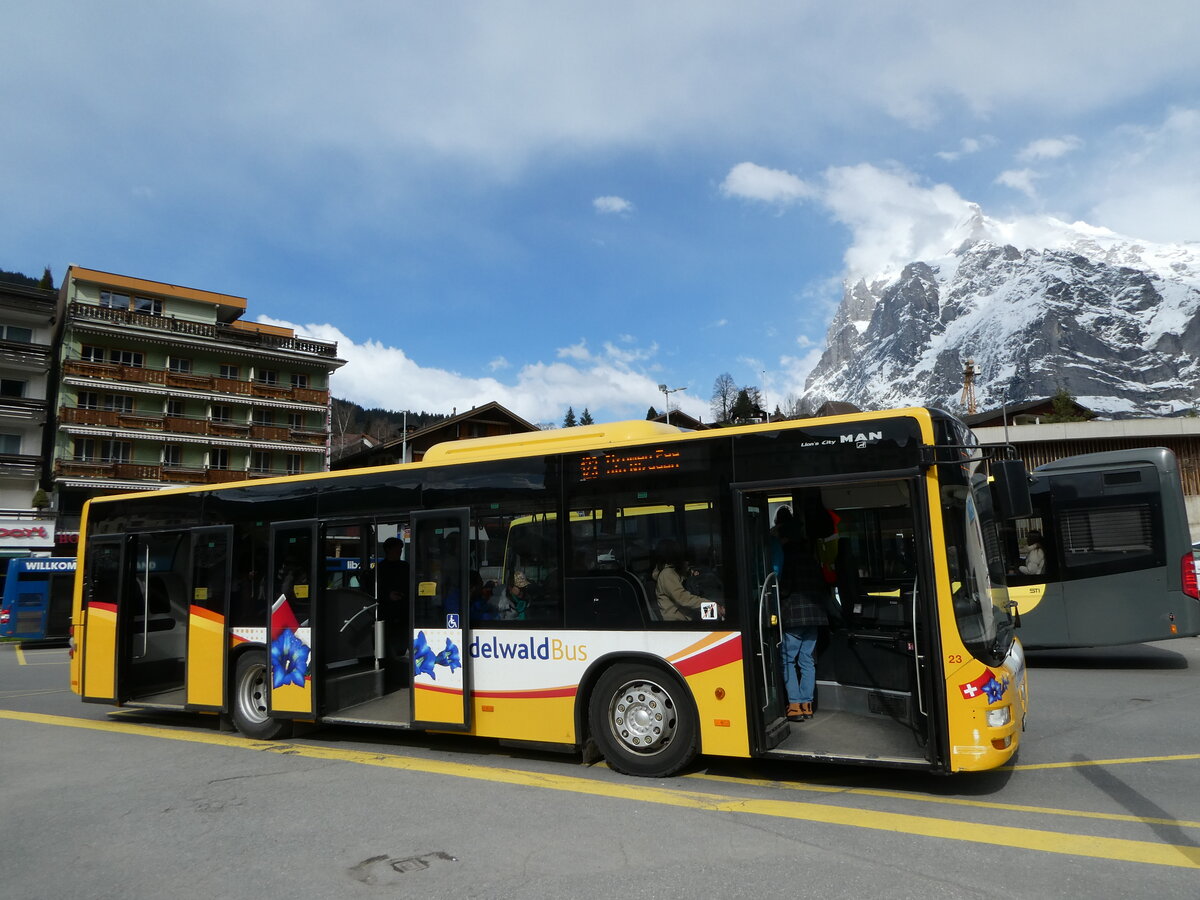 (248'847) - Grindelwaldbus, Grindelwald - Nr. 23/BE 70'397 - MAN am 18. April 2023 beim Bahnhof Grindelwald