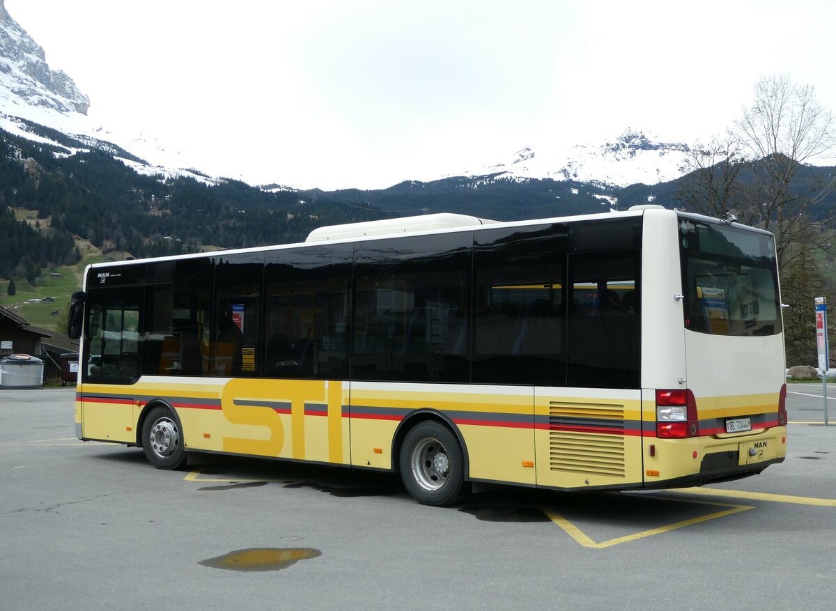 (248'959) - Grindelwaldbus, Grindelwald - Nr. 17/BE 72'444 - MAN/Gppel (ex STI Thun Nr. 133) am 21. April 2023 beim Bahnhof Grindelwald