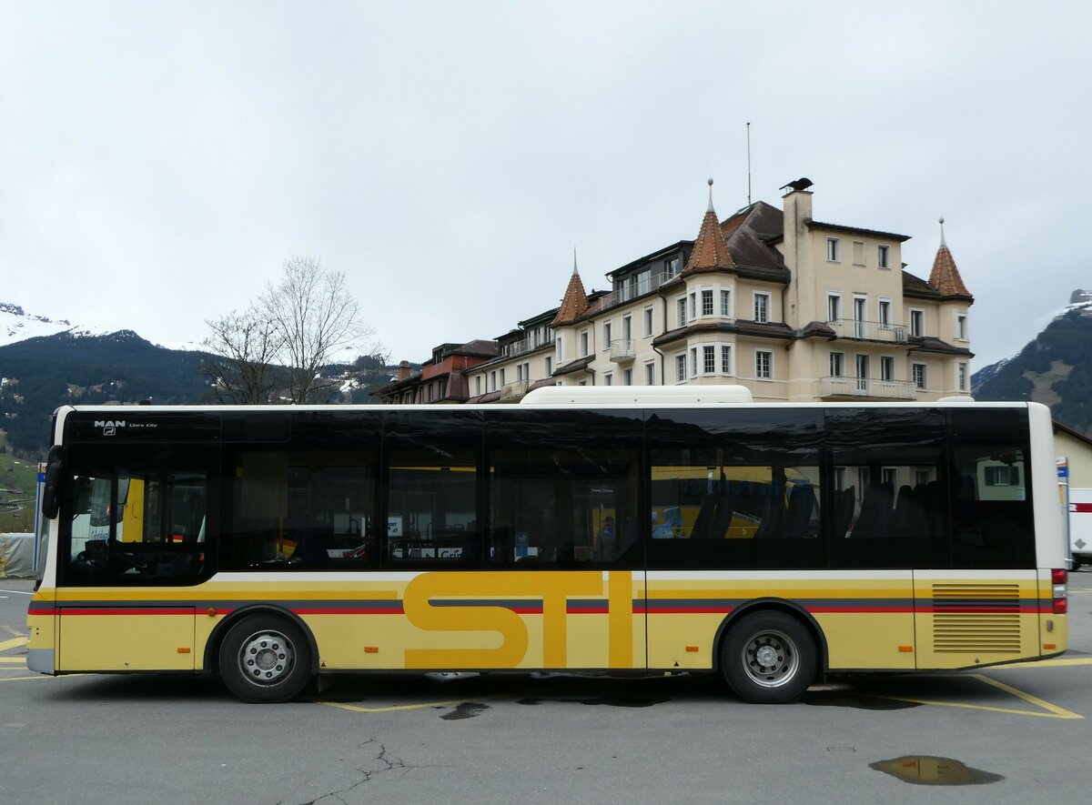 (248'963) - Grindelwaldbus, Grindelwald - Nr. 17/BE 72'444 - MAN/Gppel (ex STI Thun Nr. 133) am 21. April 2023 beim Bahnhof Gindelwald