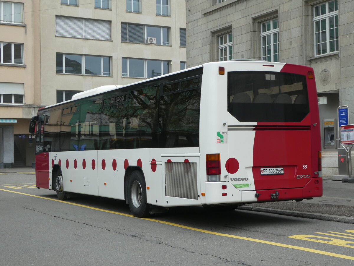 (248'994) - TPF Fribourg - Nr. 33/FR 300'356 - Volvo am 22. April 2023 beim Bahnhof Biel