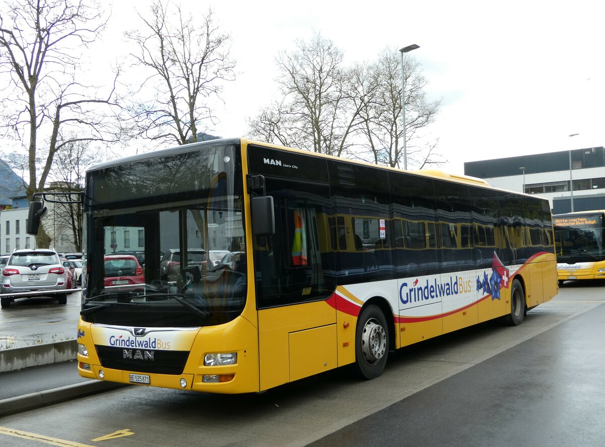 (249'172) - Grindelwaldbus, Grindelwald - Nr. 15/BE 525'871 - MAN am 28. April 2023 beim Bahnhof Interlaken Ost