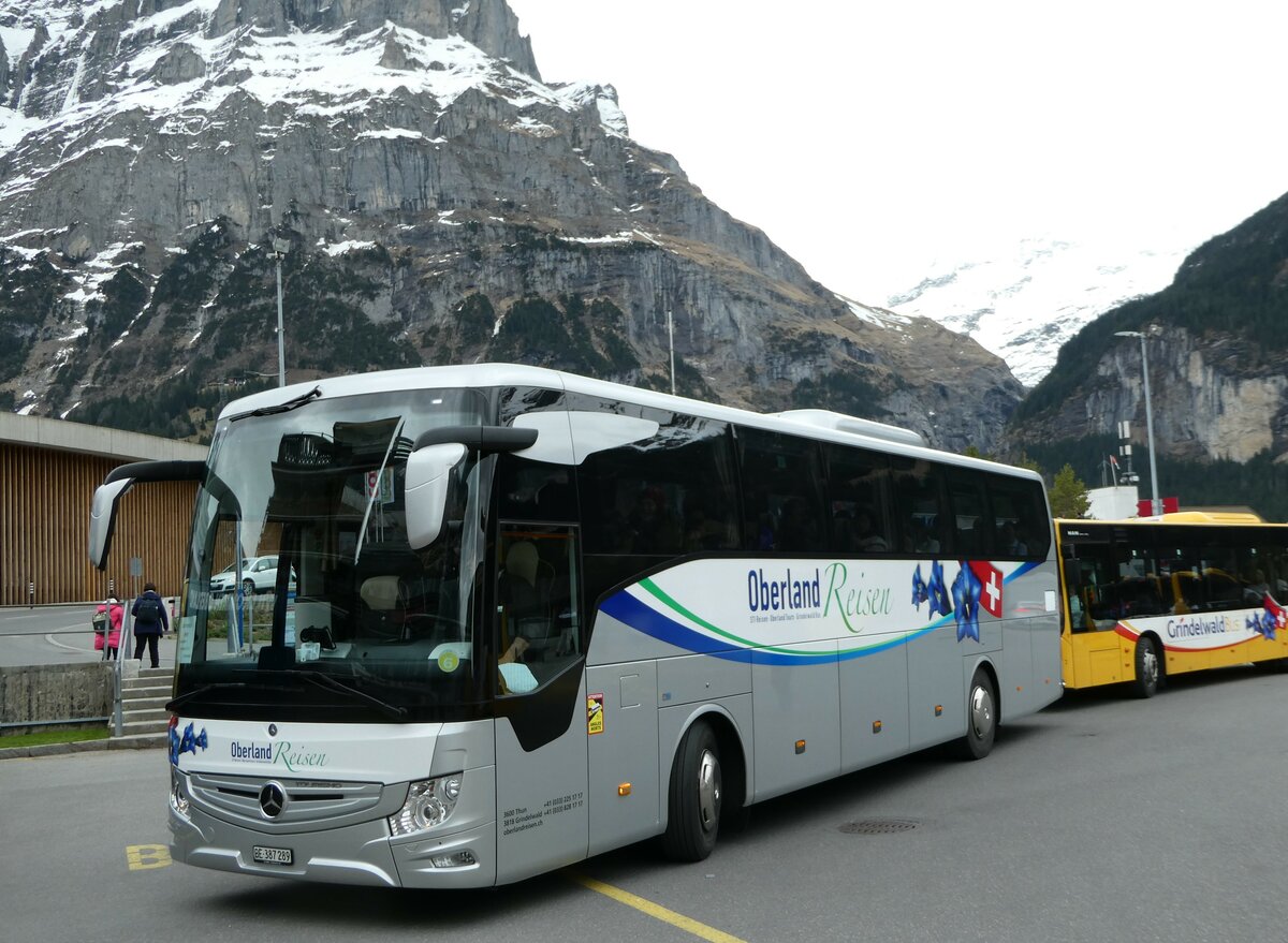 (249'219) - Oberland Reisen, Thun - Nr. 44/BE 387'289 - Mercedes am 28. April 2023 beim Bahnhof Grindelwald