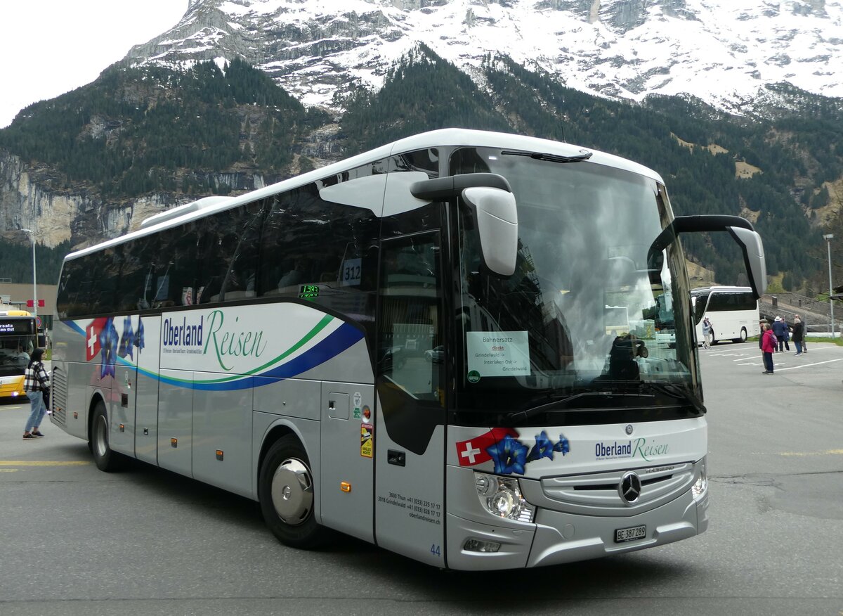 (249'220) - Oberland Reisen, Thun - Nr. 44/BE 387'289 - Mercedes am 28. April 2023 beim Bahnhof Grindelwald