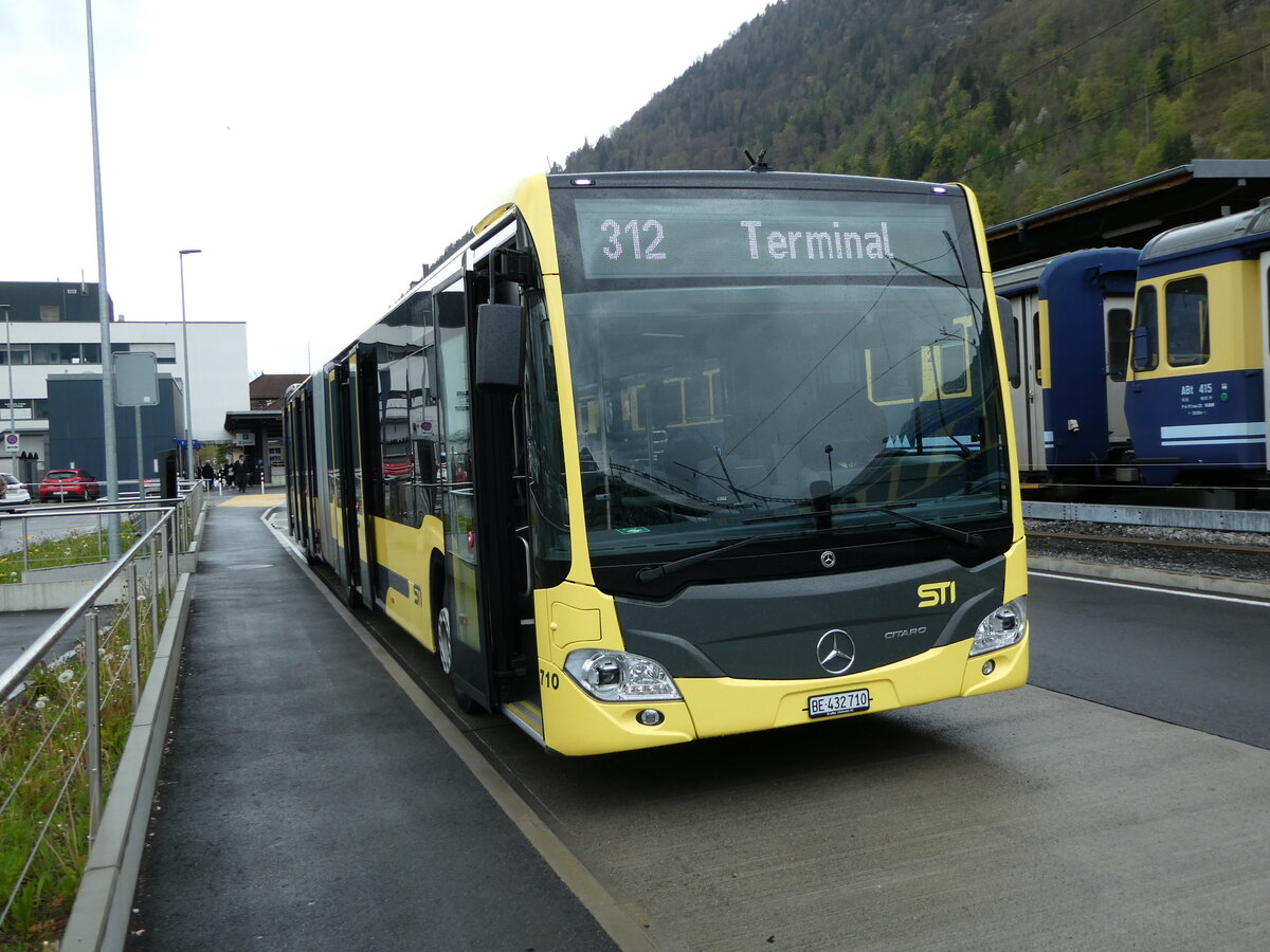 (249'250) - STI Thun - Nr. 710/BE 432'710 - Mercedes am 28. April 2023 beim Bahnhof Interlaken Ost