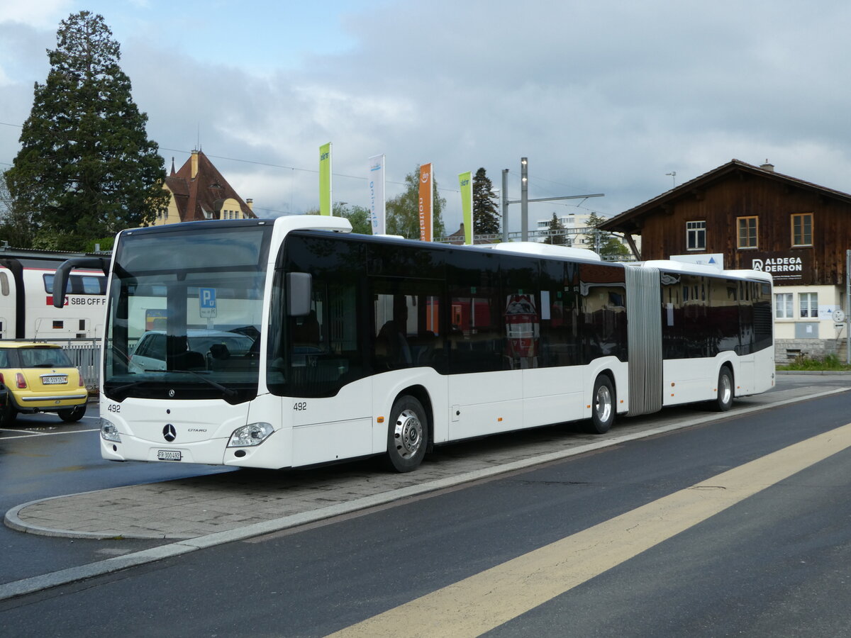 (249'356) - Intertours, Domdidier - Nr. 492/BE 300'492 - Mercedes am 2. Mai 2023 beim Bahnhof Spiez