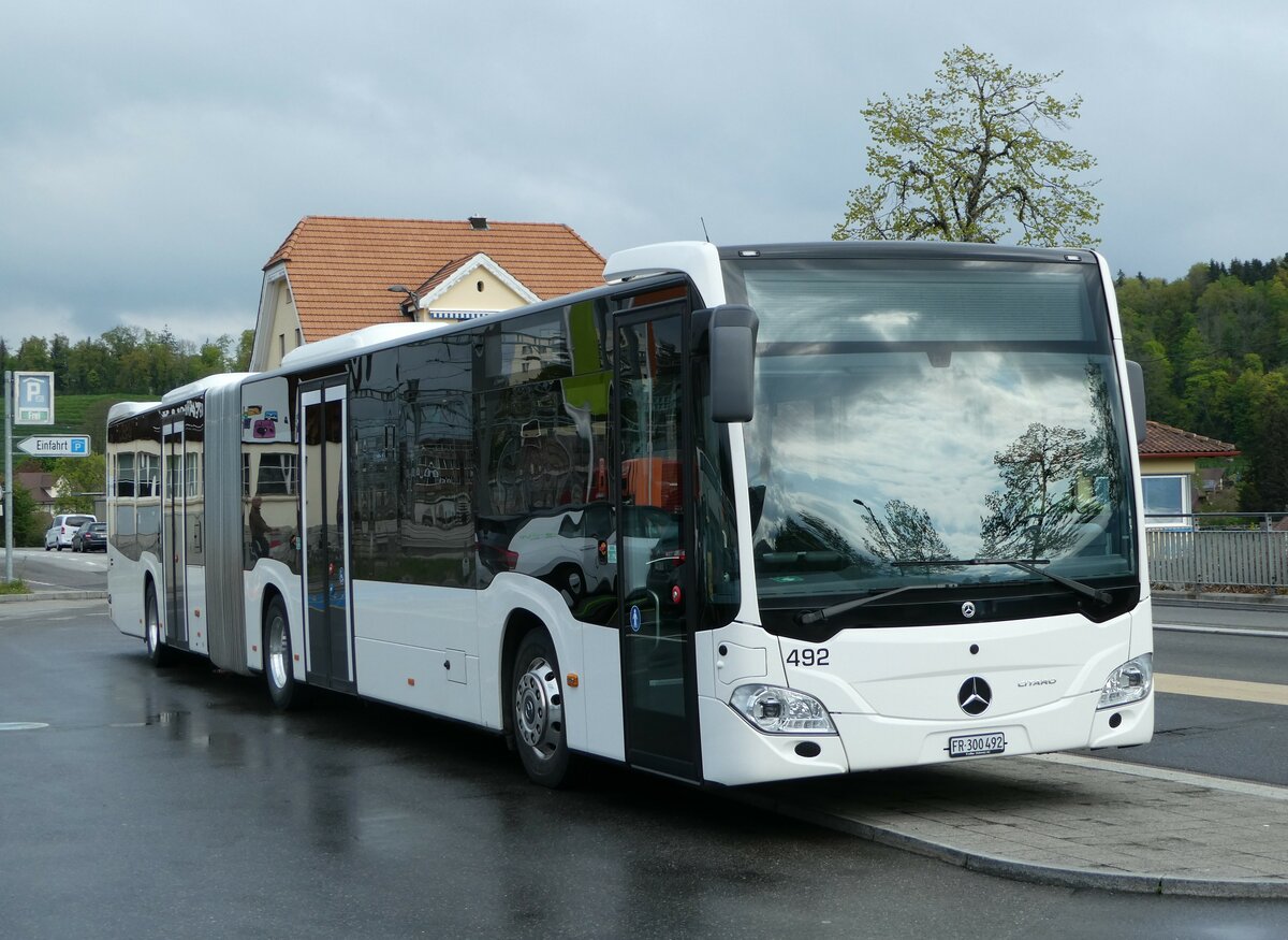 (249'357) - Intertours, Domdidier - Nr. 492/FR 300'492 - Mercedes am 2. Mai 2023 beim Bahnhof Spiez