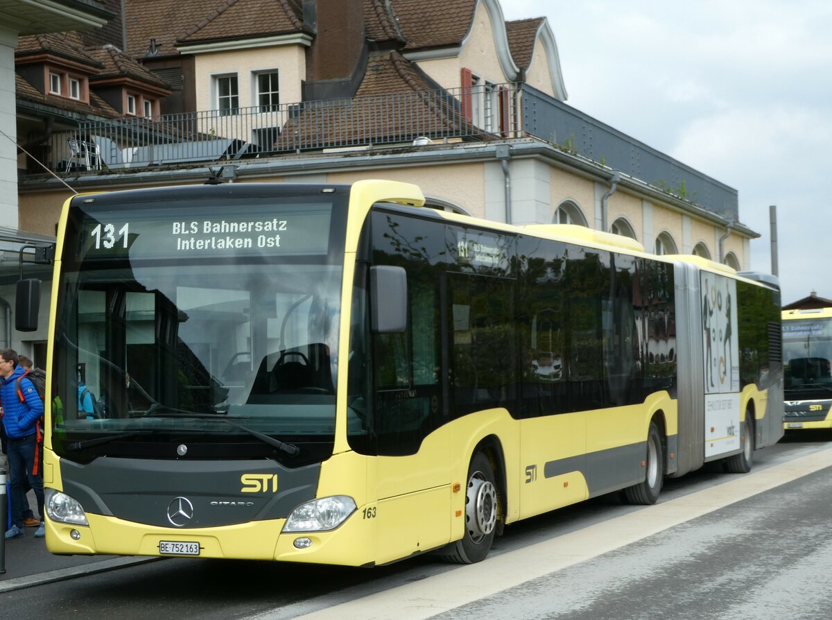 (249'363) - STI Thun - Nr. 163/BE 752'163 - Mercedes am 2. Mai 2023 beim Bahnhof Spiez