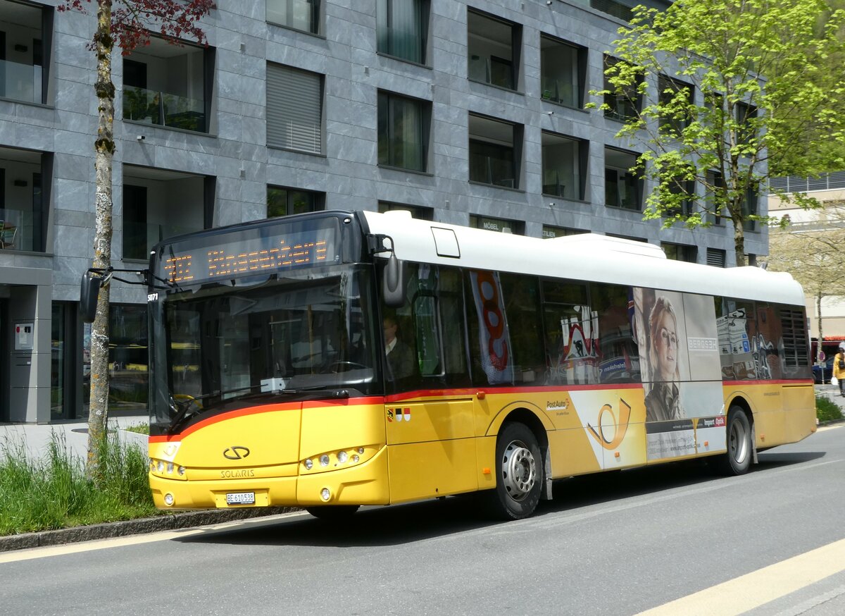 (249'402) - PostAuto Bern - BE 610'538/PID 5071 - Solaris am 2. Mai 2023 beim Bahnhof Interlaken Ost