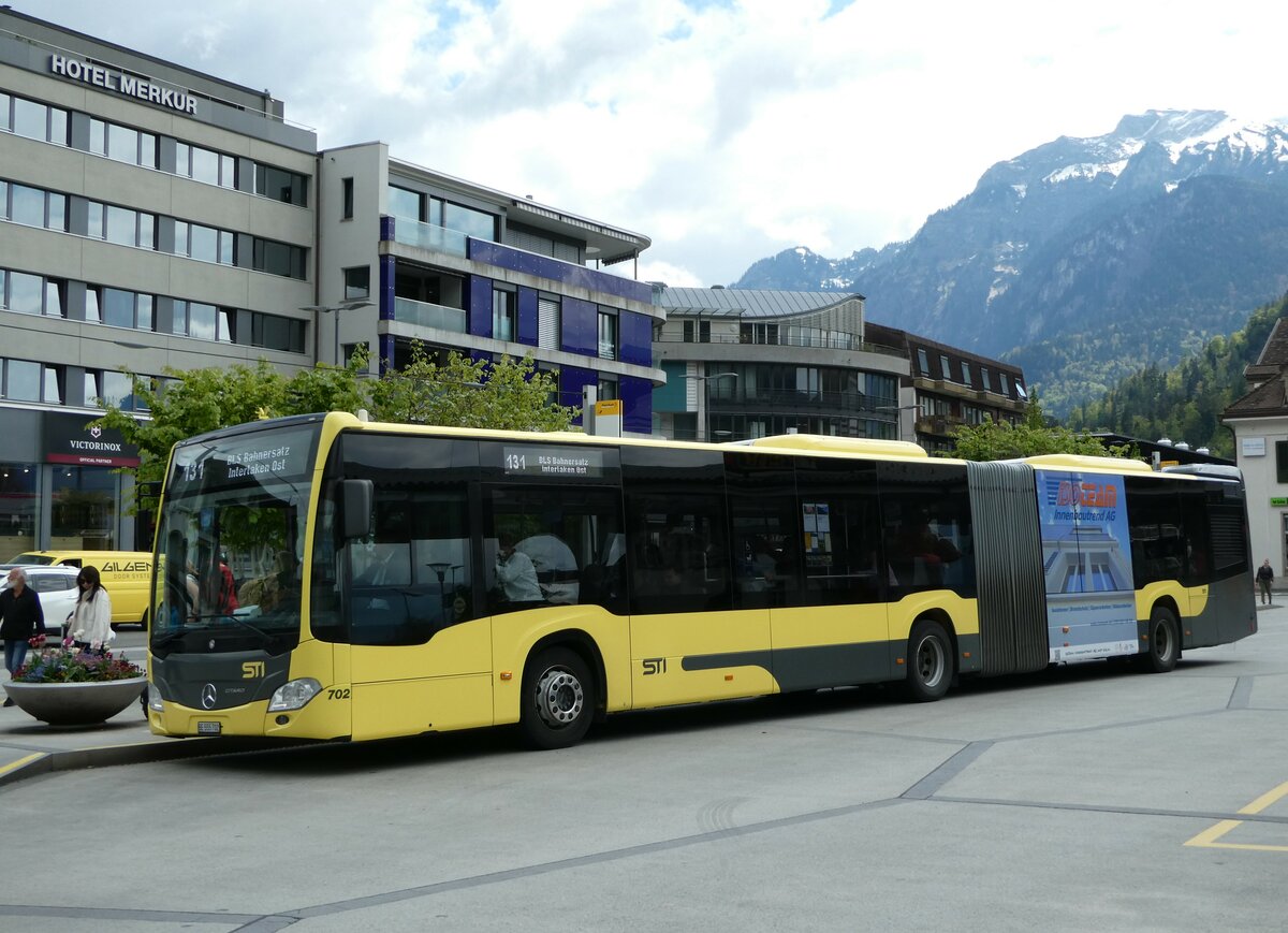 (249'430) - STI Thun - Nr. 702/BE 555'702 - Mercedes am 2. Mai 2023 beim Bahnhof Interlaken West