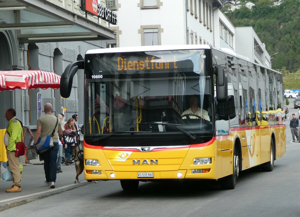 (249'688) - PostAuto Wallis - VS 531'960/PID 10'600 - MAN (ex CarPostal Ouest) am 5. Mai 2023 beim Bahnhof Brig