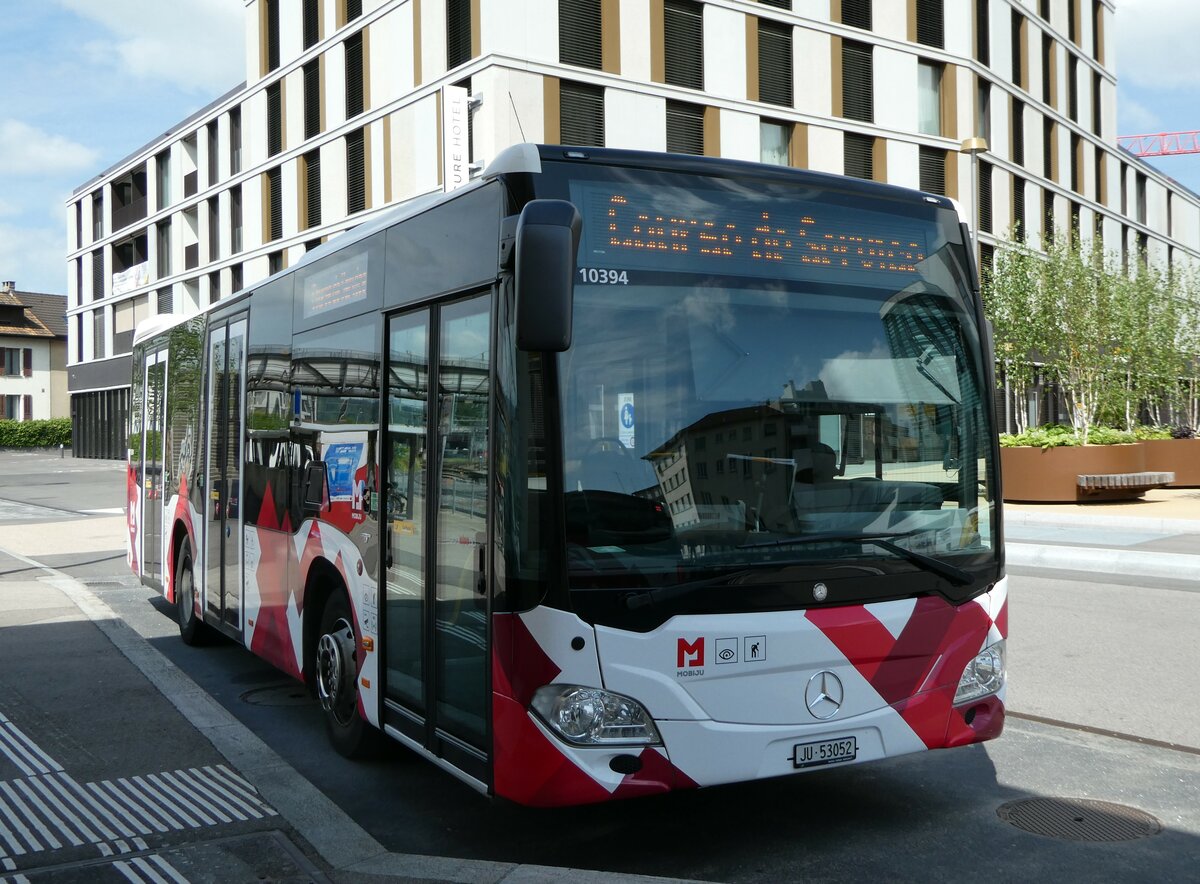 (250'162) - CarPostal Ouest - JU 53'052/PID 10'394 - Mercedes (ex Nr. 7) am 18. Mai 2023 beim Bahnhof Delmont