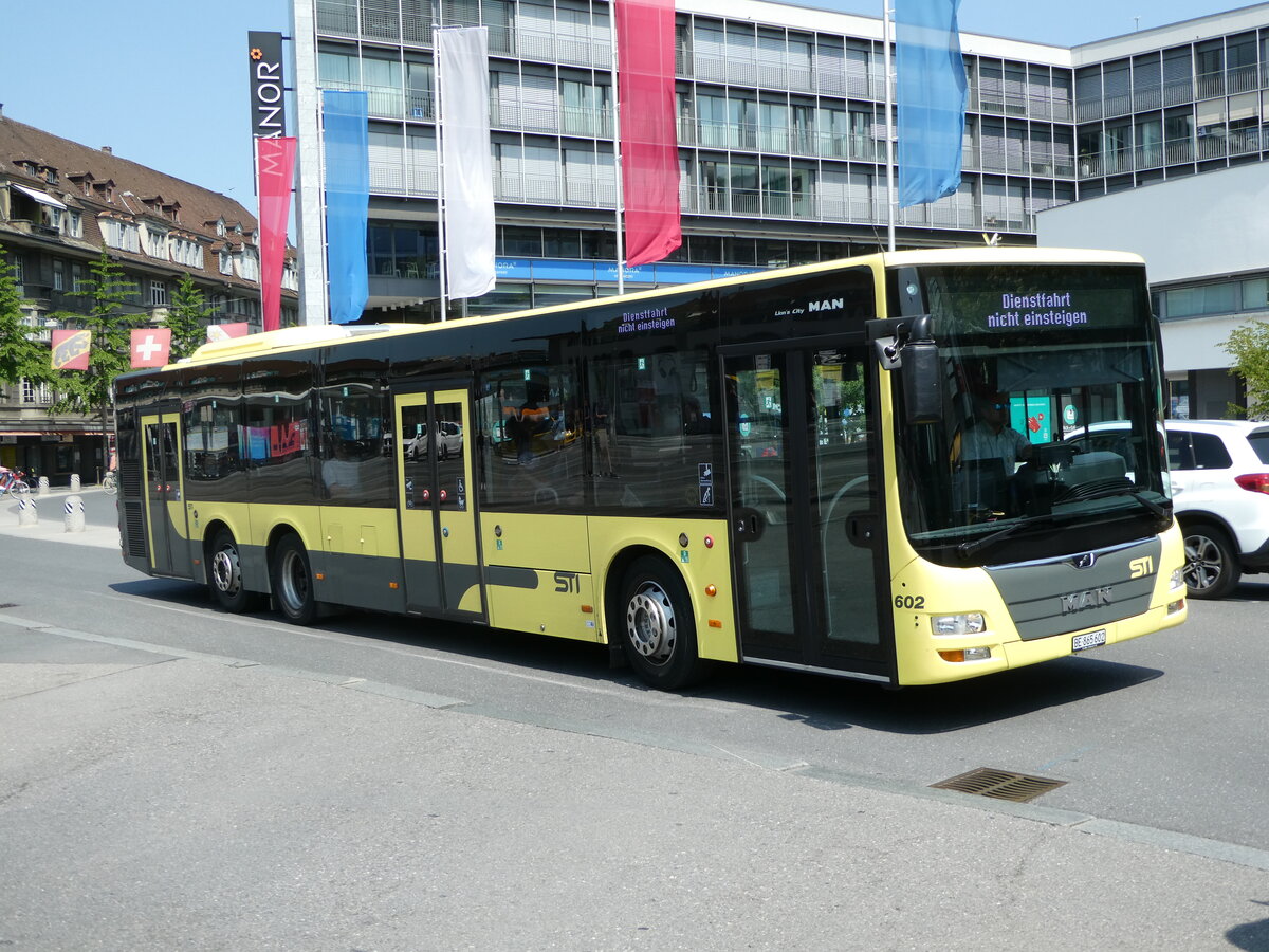 (250'697) - STI Thun - Nr. 602/BE 865'602 - MAN am 29. Mai 2023 beim Bahnhof Thun