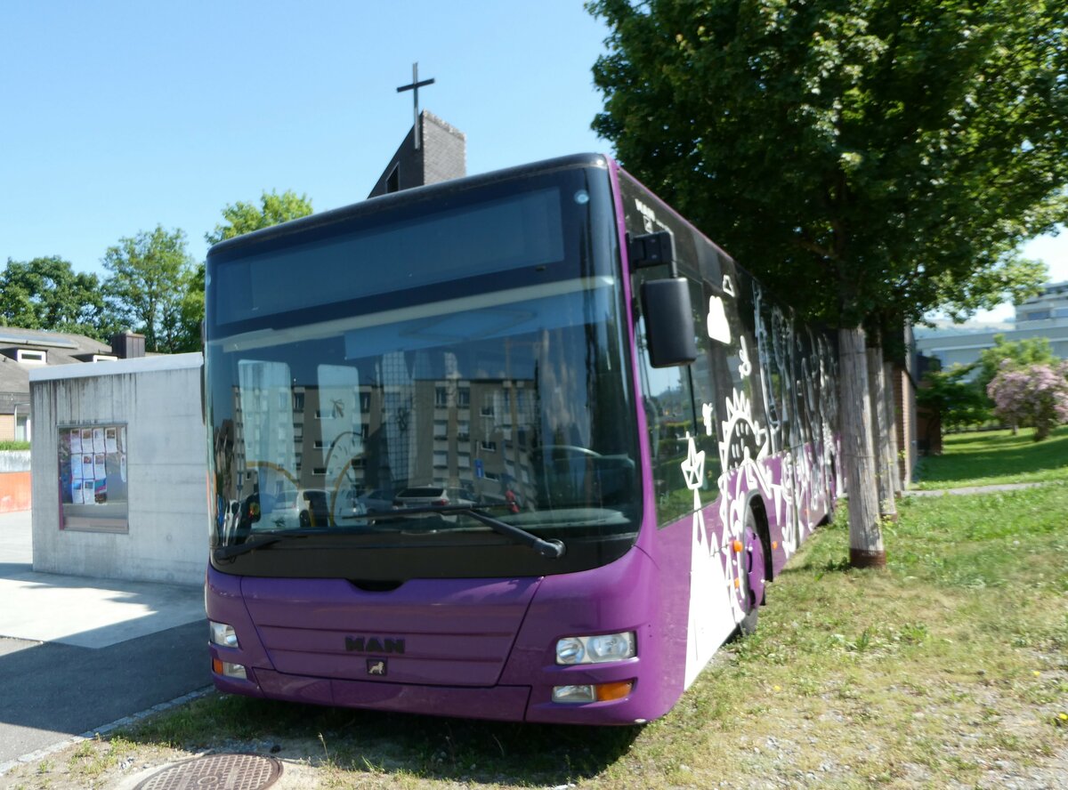 (250'830) - Kirchgemeinde, Steffisburg - MAN (ex STI Thun Nr. 123) am 31. Mai 2023 in Steffisburg, Kirche Glockental