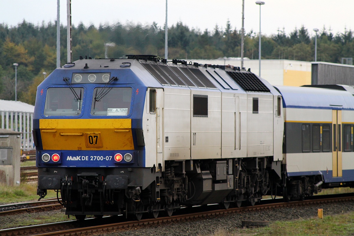 251 007-1/MaK DE 2700-07 schiebt hier die NOB nach Hamburg. Husum 19.10.2013