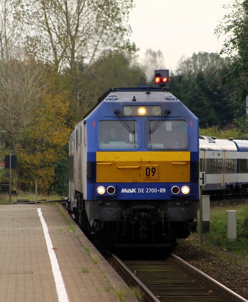 251 009-7/MaK DE2700-09 hat mit der NOB aus Hamburg Einfahrt in den Husumer Bahnhof und wird dort ausgesetzt. Husum 19.10.2013