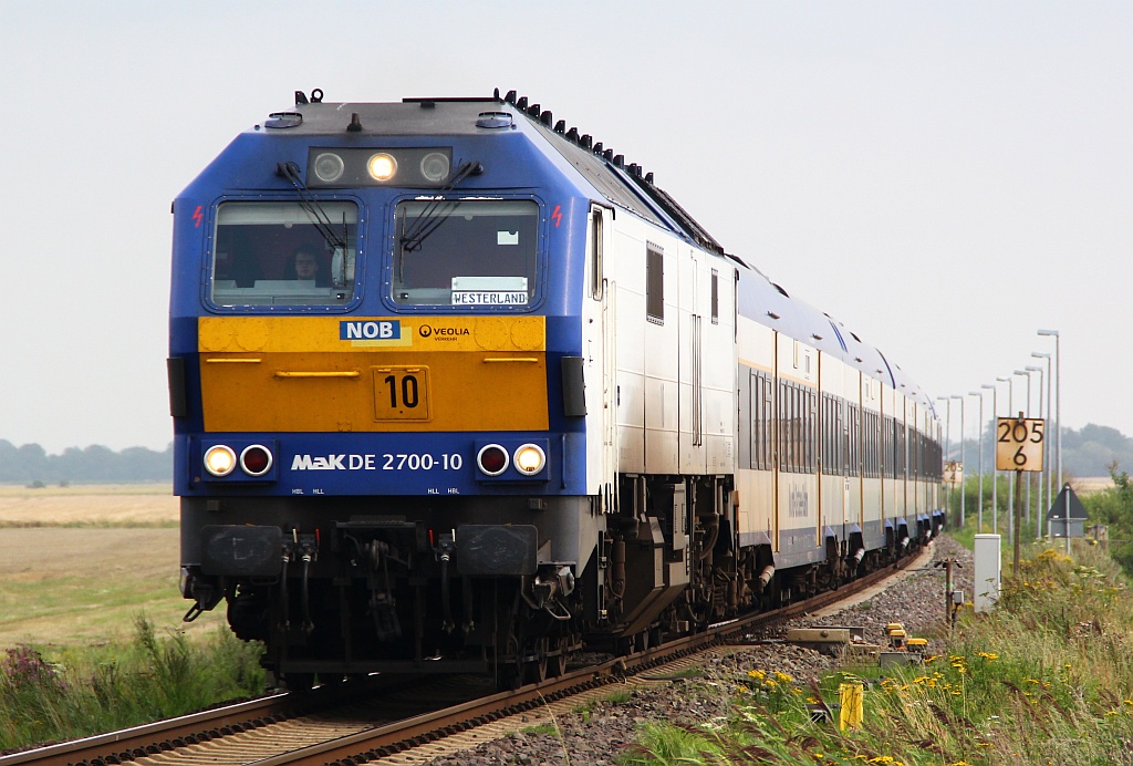 251 010-5/Mak DE 2700-10 rauscht hier mit einer NOB nach Westerland am Bü Lehnshallig vorbei. 04.08.12