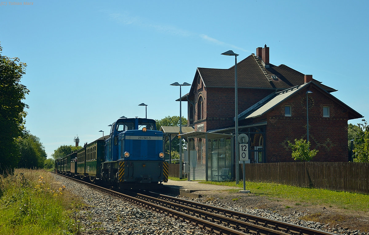 251 901-5 bei der Durchfahrt mit P 105 am 22.07.2016 durch Lauterbach 