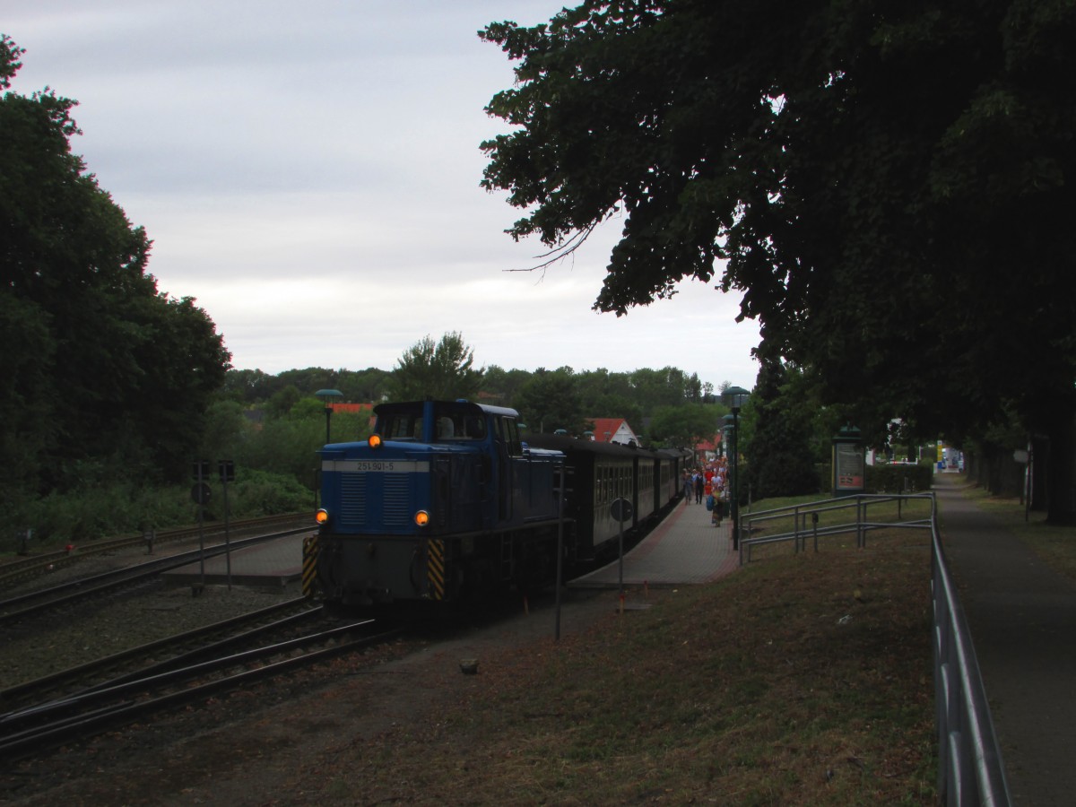 251 901-5 stand am 02.08.2014 mit P 103 in Binz am Bahnsteig