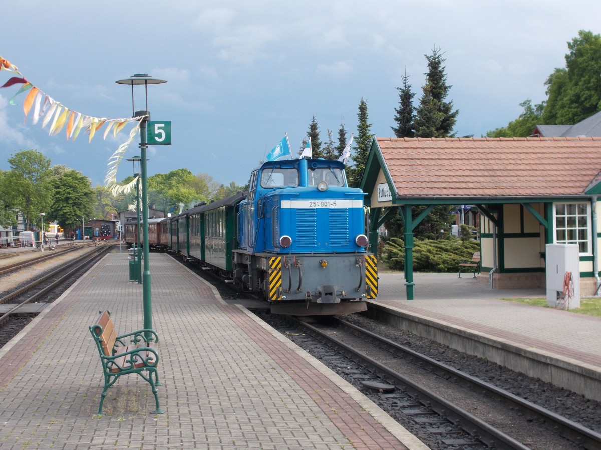 251 901 half am Abend,vom 30.Mai 2015,nachdem Ende des Bahnhofsfestes in Putbus beim Aufr�umen.