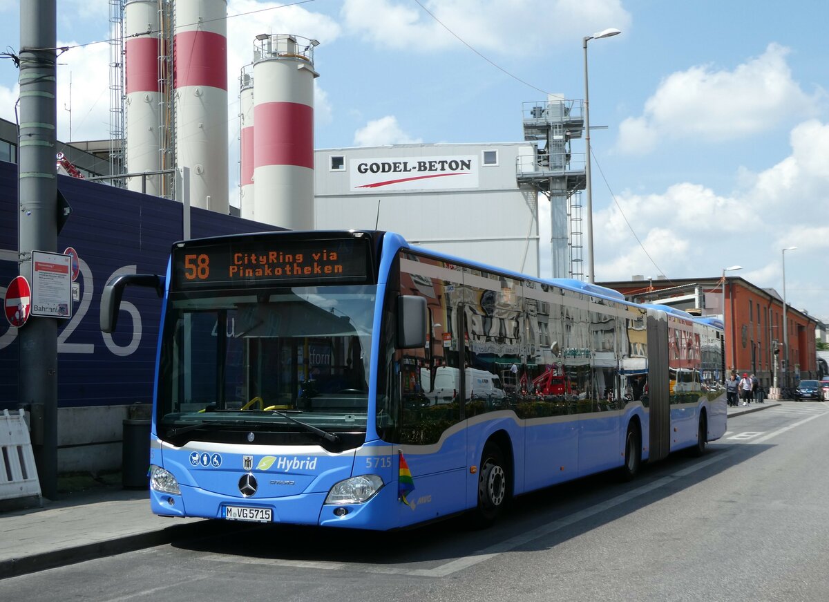 (251'078) - MVG Mnchen - Nr. 5715/M-VG 5715 - Mercedes am 5. Juni 2023 beim Hauptbahnhof Mnchen