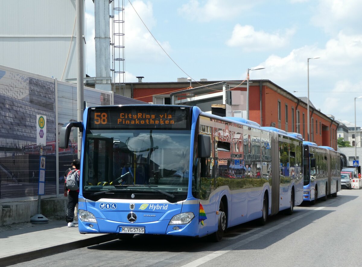 (251'093) - MVG Mnchen - Nr. 5765/M-VG 5765 - Mercedes am 5. Juni 2023 beim Hauptbahnhof Mnchen