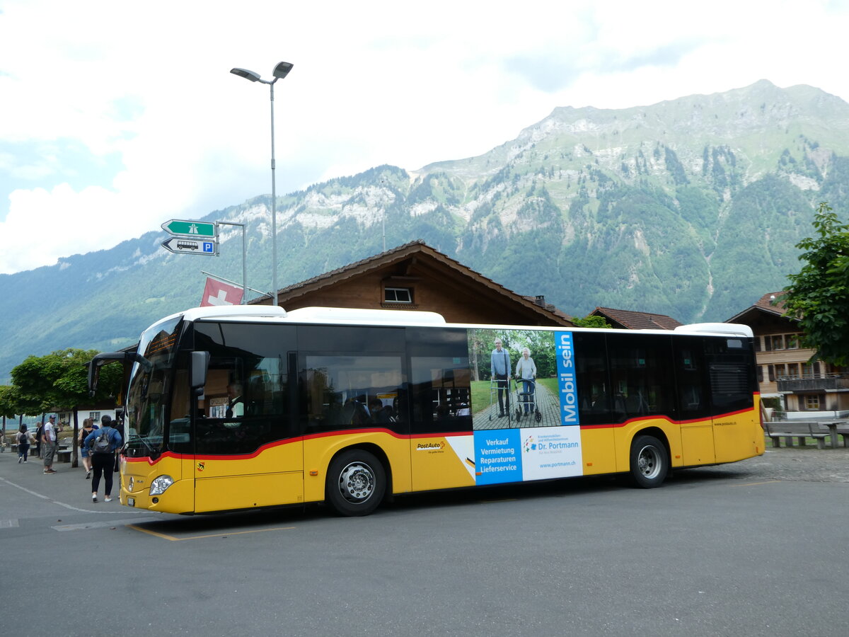 (251'174) - PostAuto Bern - BE 610'542/PID 11'686 - Mercedes am 8. Juni 2023 in Iseltwald, Dorfplatz