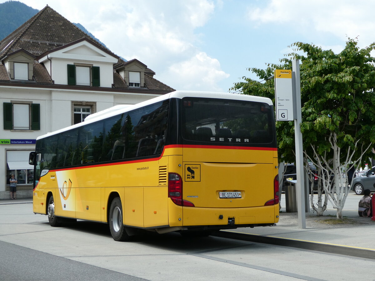 (251'177) - PostAuto Bern - Nr. 73/BE 171'453/PID 5624 - Setra (ex AVG Meiringen Nr. 73) am 8. Juni 2023 beim Bahnhof Interlaken West