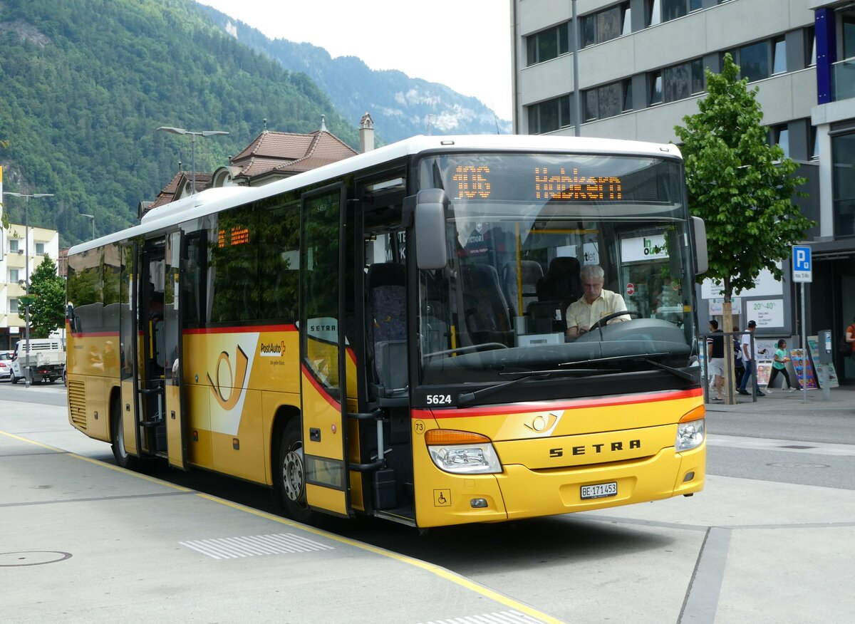 (251'178) - PostAuto Bern - Nr. 73/BE 171'453/PID 5624 - Setra (ex AVG Meiringen Nr. 73) am 8. Juni 2023 beim Bahnhof Interlaken West