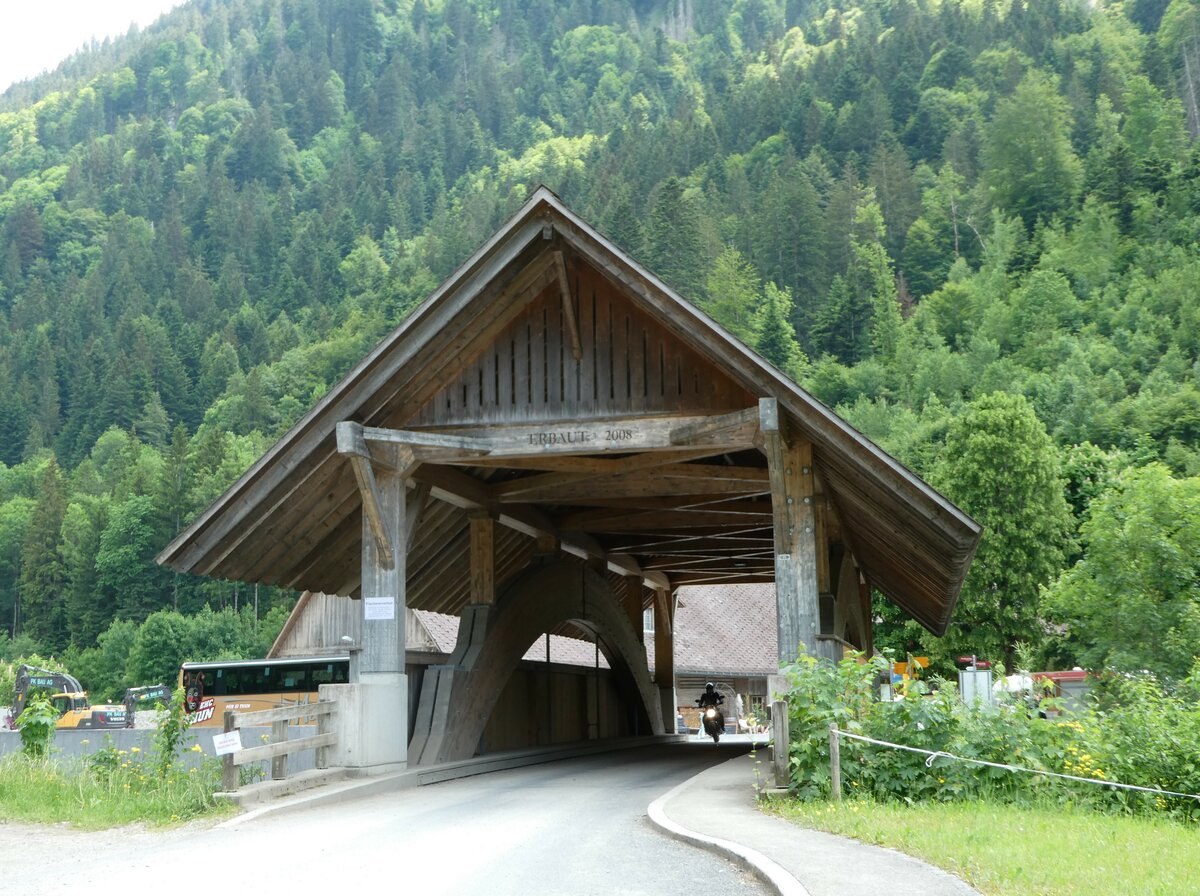 (251'386) - Gedeckte Holzbr�cke von 2008 am 11. Juni 2023 in Schangnau, Kemmeriboden