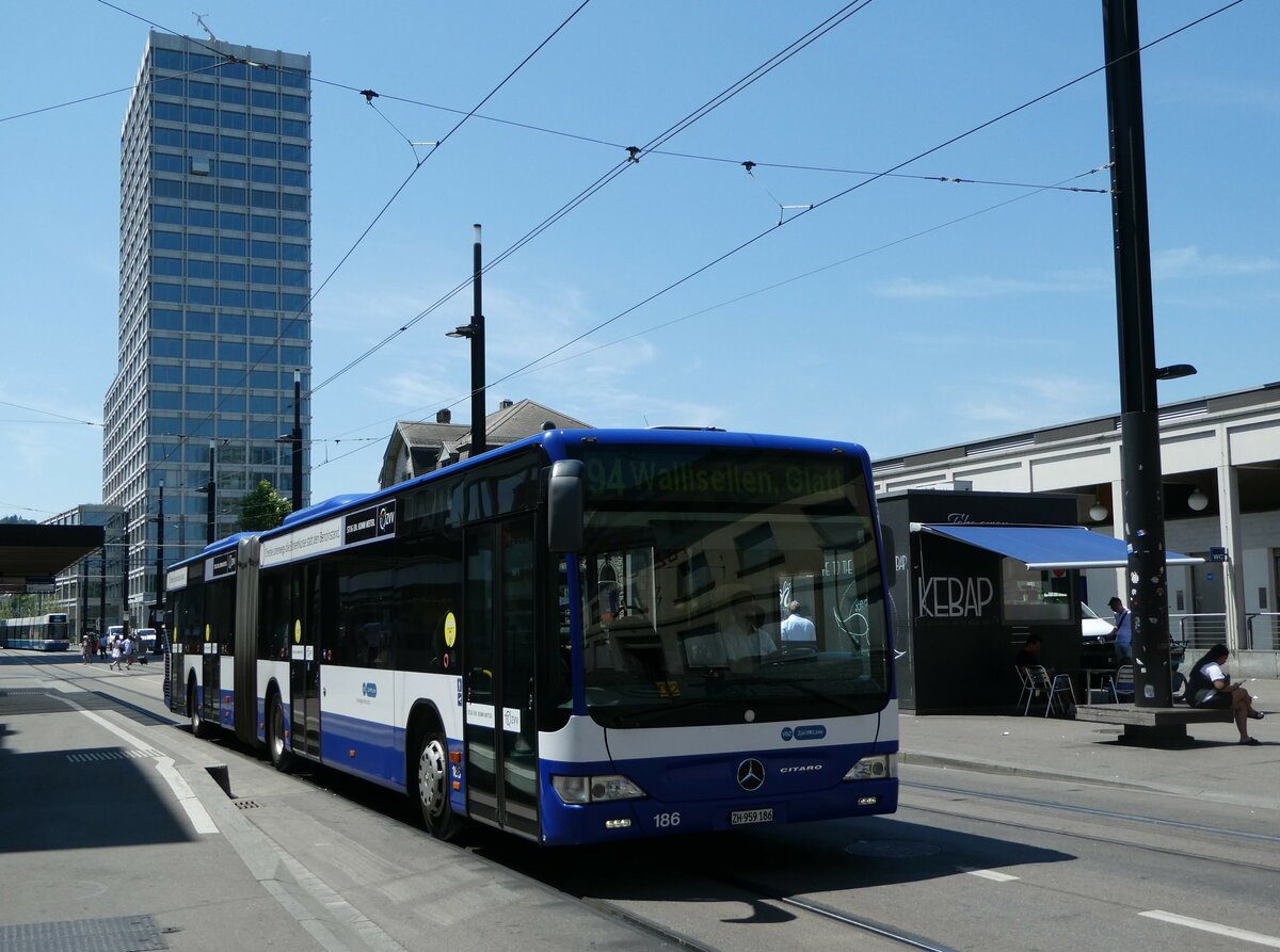 (251'469) - VBZ Zrich - Nr. 186/ZH 959'186 - Mercedes (ex VZO Grningen Nr. 107) am 13. Juni 2023 beim Bahnhof Zrich Oerlikon