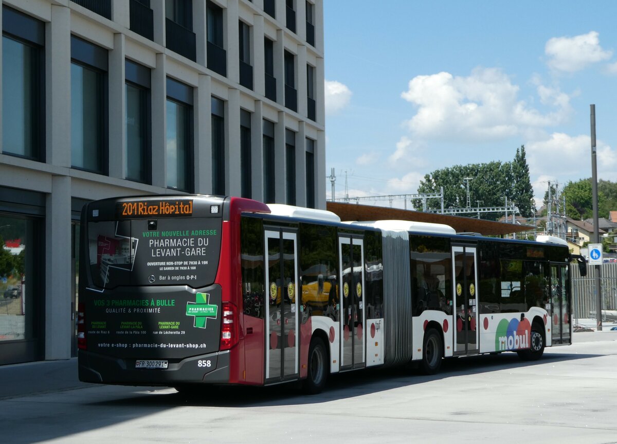 (251'536) - TPF Fribourg - Nr. 858/FR 300'291 - Mercedes am 15. Juni 2023 beim Bahnhof Bulle