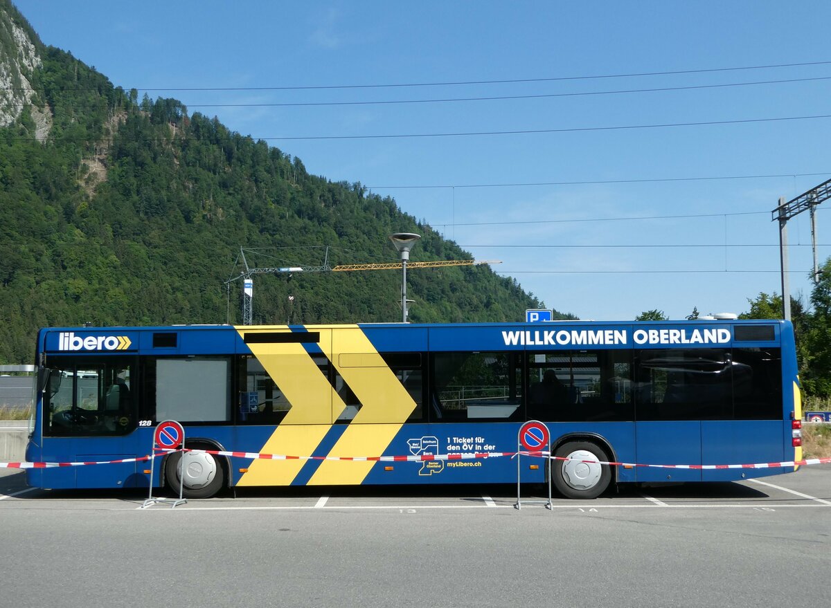 (251'580) - STI Thun - Nr. 128 - MAN am 17. Juni 2023 beim Bahnhof Wimmis