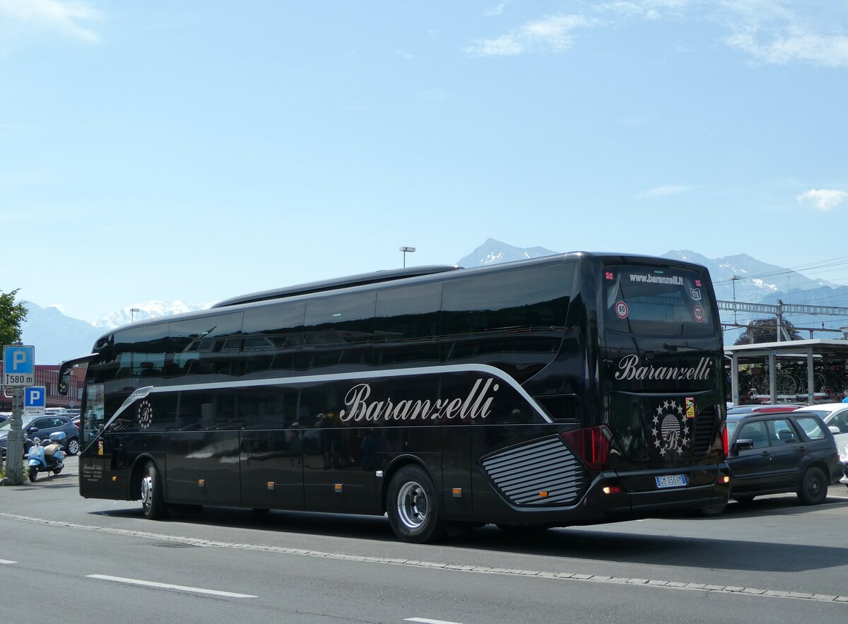 (251'679) - Aus Italien: Baranzelli, Romagnano Sesia - GM-56 VM - Setra am 18. Juni 2023 beim Bahnhof Thun