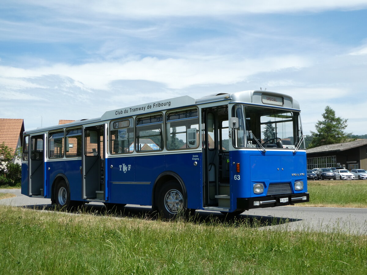 (251'714) - TF Fribourg (CTF) - Nr. 63/FR 180'988 - Volvo/Hess (ex TPF Fribourg Nr. 63; ex TF Fribourg Nr. 63) am 18. Juni 2023 in Wynigen, Landi