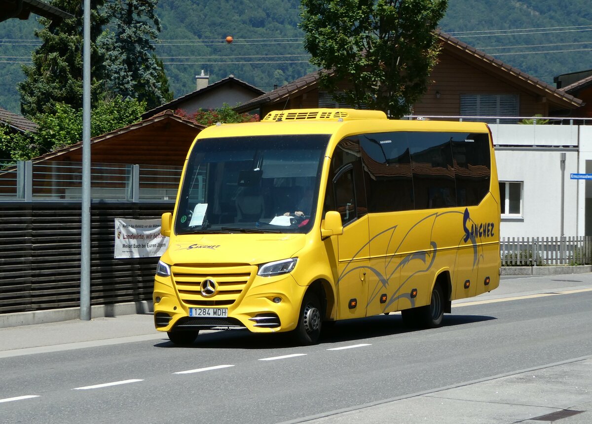 (251'999) - Aus Spanien: Sanchez, Monforte de Lamos - 1284 MDH - Mercedes am 24. Juni 2023 beim Bahnhof Wilderswil