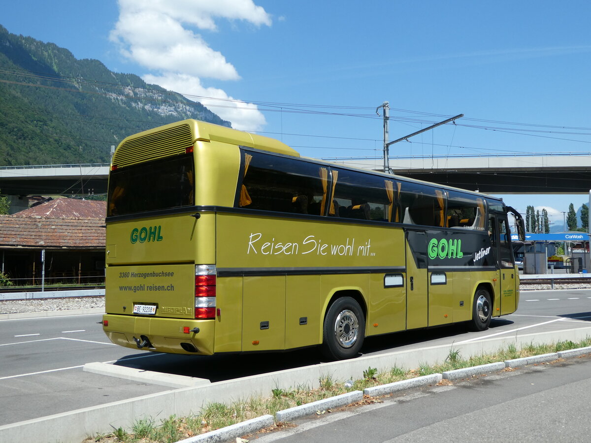 (252'004) - Gohl, Herzogenbuchsee - BE 92'208 - Neoplan am 24. Juni 2023 beim Bahnhof Interlaken Ost