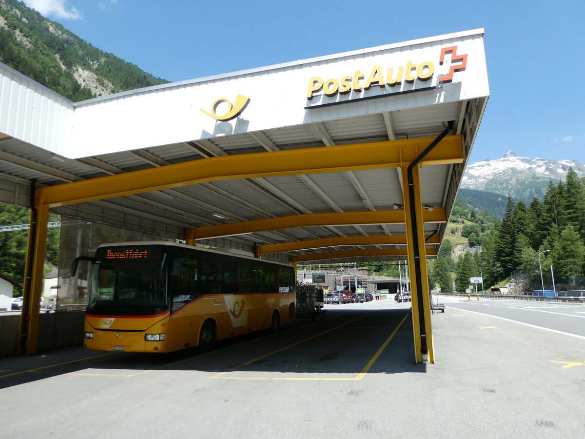 (252'087) - Jaggi, Kippel - Nr. 25/VS 24'043/PID 5056 - Irisbus am 26. Juni 2023 beim Bahnhof Goppenstein