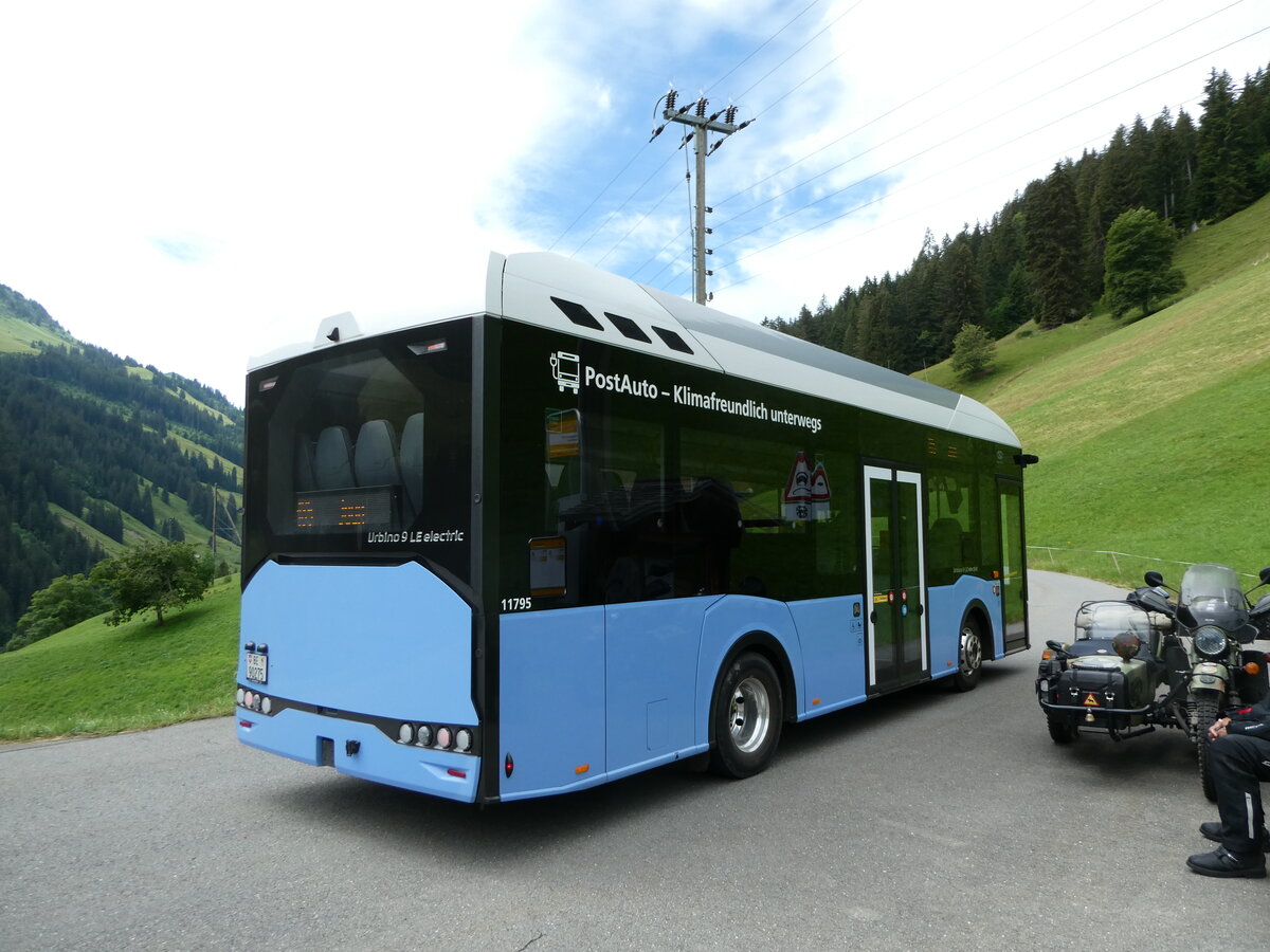 (252'189) - PostAuto Bern - BE 90'275/PID 11'795 - Solaris (ex BE 610'546) am 1. Juli 2023 in Ablndschen, Chappelematte