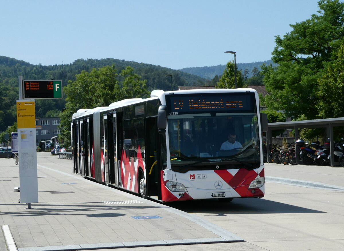 (252'417) - CarPostal Ouest - JU 36'039/PID 11'739 - Mercedes am 7. Juli 2023 beim Bahnhof Laufen