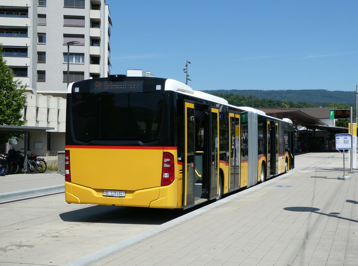 (252'421) - PostAuto Nordschweiz - BL 128'484/PID 11'496 - Mercedes am 7. Juli 2023 beim Bahnhof Laufen