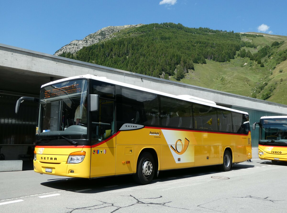 (252'571) - PostAuto Bern - Nr. 70/BE 653'387/PID 5625 - Setra am 9. Juli 2023 beim Bahnhof Andermatt