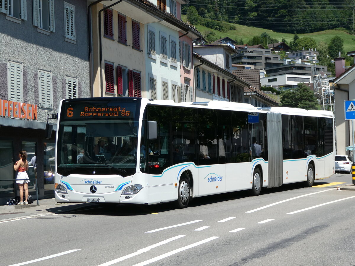 (252'720) - Schneider, Ermenswil - Nr. 5/SG 48'388 - Mercedes am 15. Juli 2023 beim Bahnhof Schmerikon